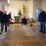 Ausbau der Kirchenb&auml;nke und des Holzbodens im Seitenschiff