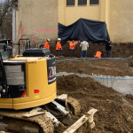 Der Chor der Kirche wird gegen Abrutschen gesichert